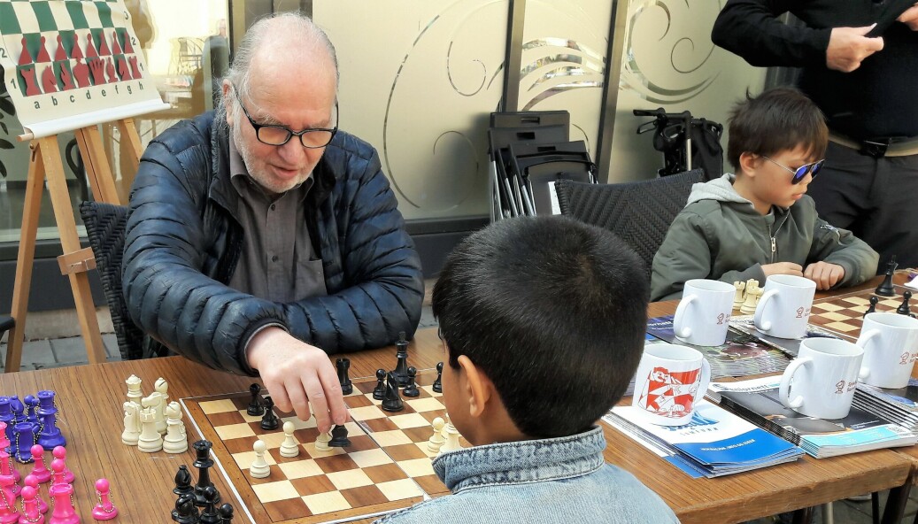 Øyvind Ensby spiller sjakk med en av Grünerløkkas unge sjakkinteresserte.