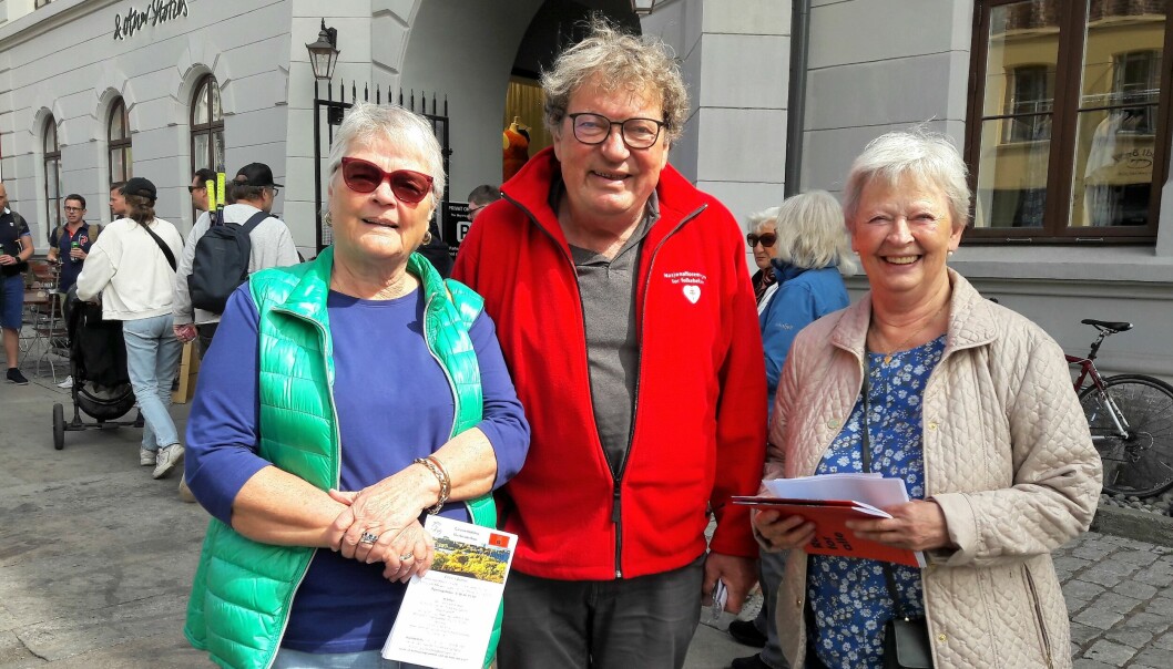 Guri Lise Rørvik, Sverre Dahle og Randi Sengeseth ønsker at flere eldre finner fram til eldresenteret i Thorvald Mayers gate. — Byens kuleste, sier de.