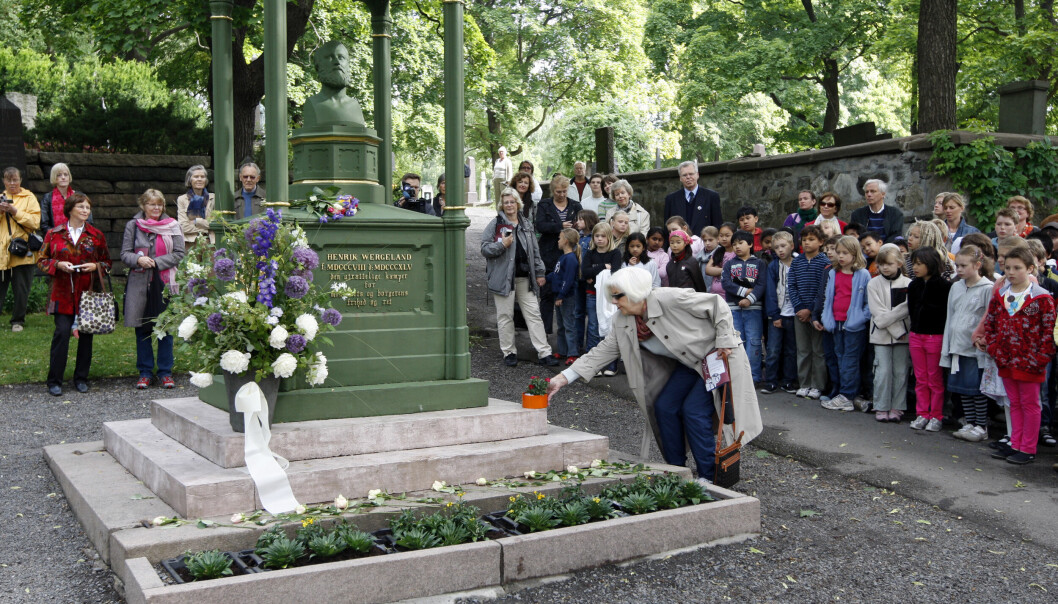 Bekransning og tale ved graven til barnetogets far - Henrik Wergeland. Det er alltid mye folk ved graven hans i Vår Frelsers gravlund klokken 8 på nasjonaldagen.