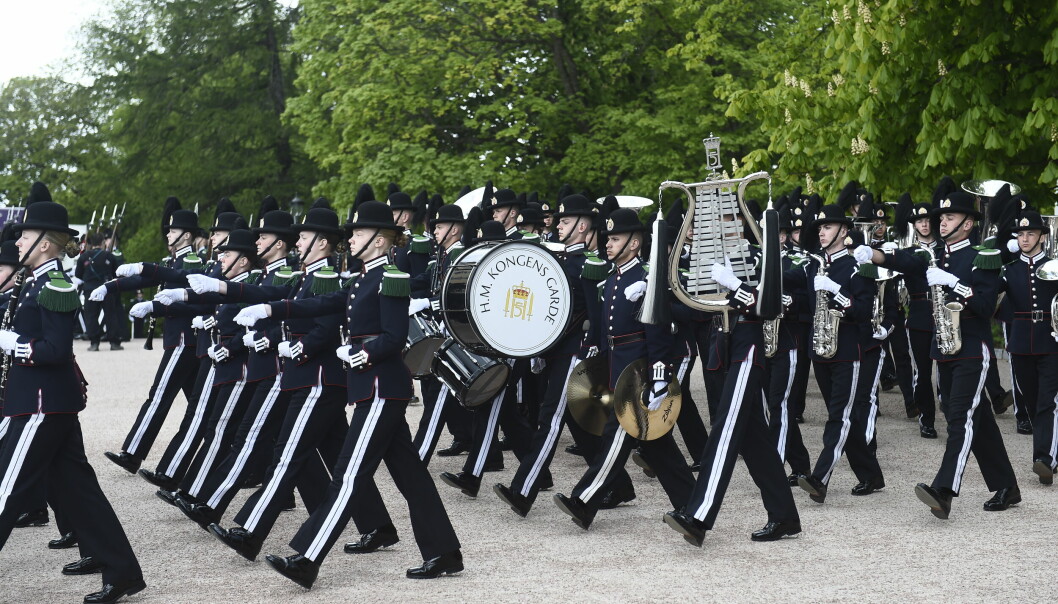 Hans Majestet Kongens Gardes Musikkorps avslutter barnetoget og marsjerer fra Stortorget mot Slottet klokken 12.30.