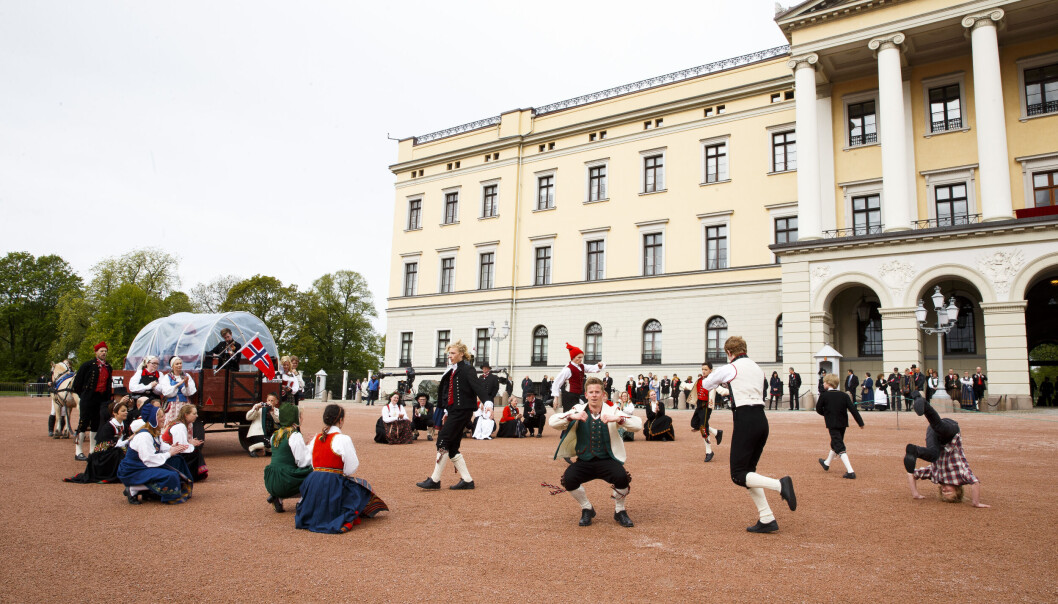 Bondeungdomslagets leikarring foran Slottet er vanligvis før barnetoget. I år danses det klokken 9.15. Bondeungdomslagets leikarring foran Slottet er vanligvis før barnetoget. I år danses det klokken 9.15.