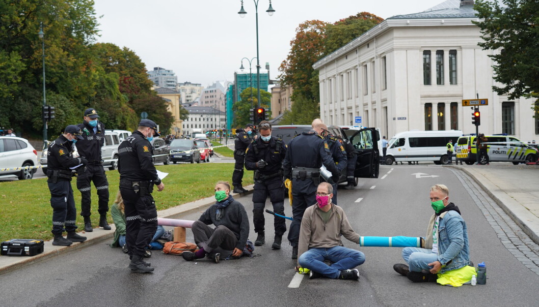 To av aksjonistene fra klimabevegelsen Extinction Rebellion er i Høyesterett dømt til å betale bøter på 18.000 kroner etter at de i september 2020 blokkerte Ring 1 i Oslo sentrum i protest mot regjeringens oljepolitikk. To av aksjonistene fra klimabevegelsen Extinction Rebellion er i Høyesterett dømt til å betale bøter på 18.000 kroner etter at de i september 2020 blokkerte Ring 1 i Oslo sentrum i protest mot regjeringens oljepolitikk.