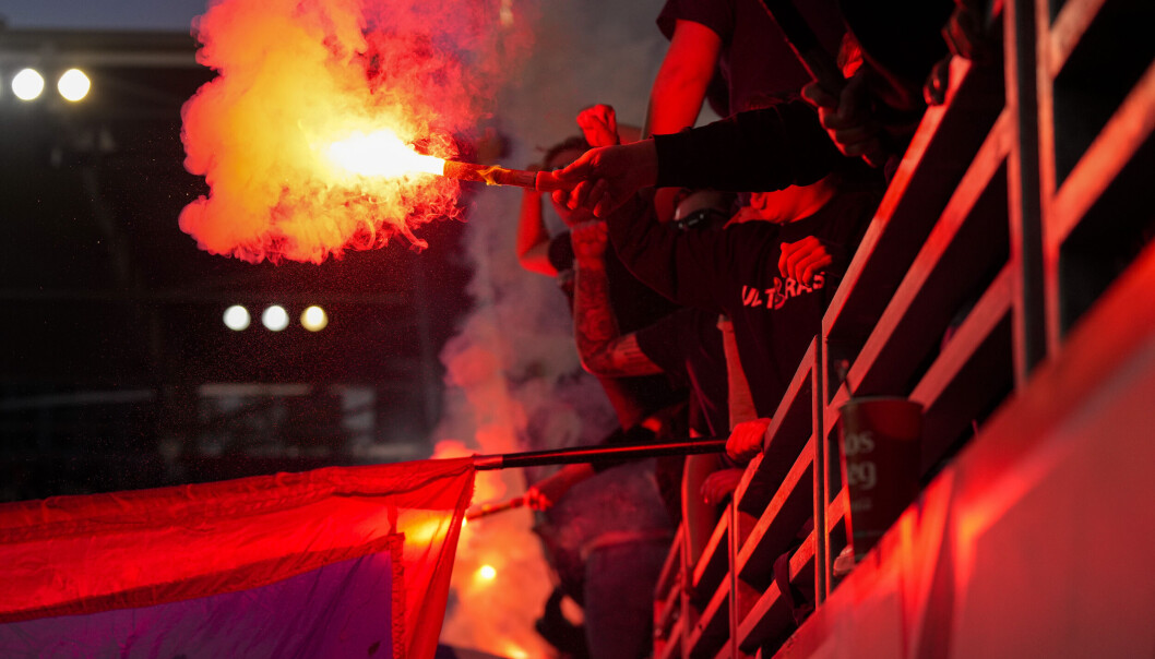 Tifo, stemning og mye folk på Intility Arena under 16. mai-kampen mellom Vålerenga og Hamkam. Tifo, stemning og mye folk på Intility Arena under 16. mai-kampen mellom Vålerenga og Hamkam.