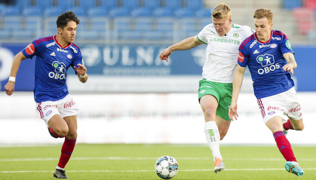 Vålerengas Osame Sahraoui og Tobias Christensen flankerer HamKams Kristian Eriksen i 16. maikampen som endte med poengdeling på Intility Arena. Vålerengas Osame Sahraoui og Tobias Christensen flankerer HamKams Kristian Eriksen i 16. maikampen som endte med poengdeling på Intility Arena.