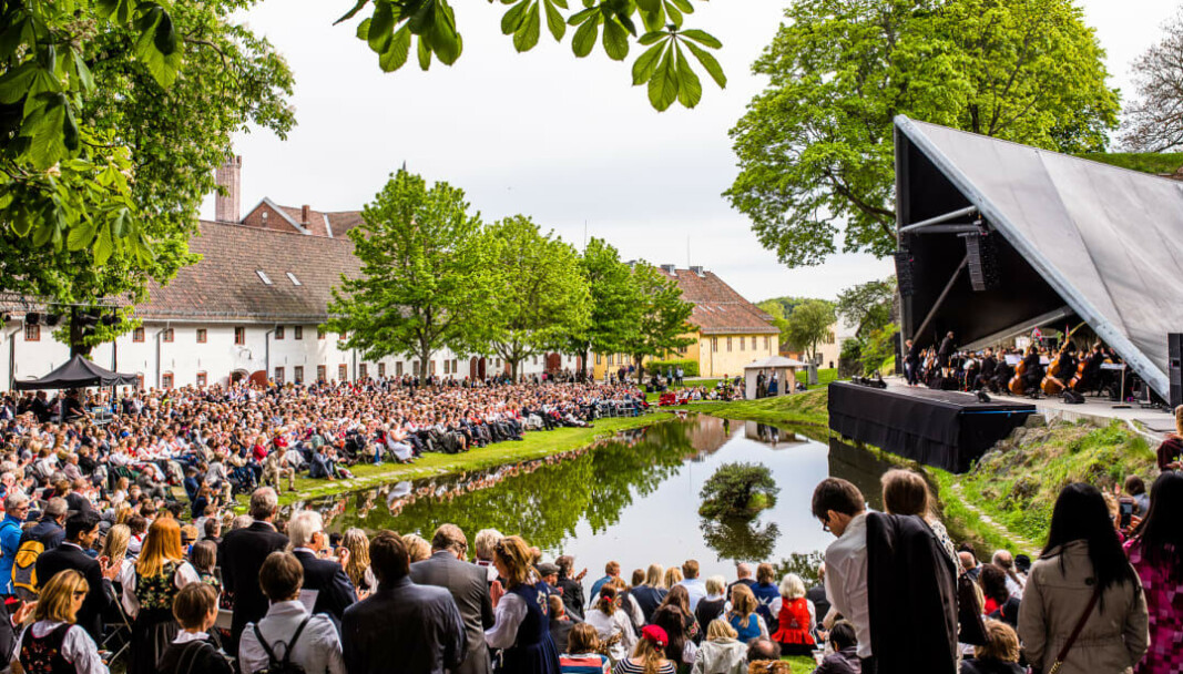 Endelig, etter to år, blir det konsert, dans og opptredener ved Karpedammen på Festningen. Endelig, etter to år, blir det konsert, dans og opptredener ved Karpedammen på Festningen.