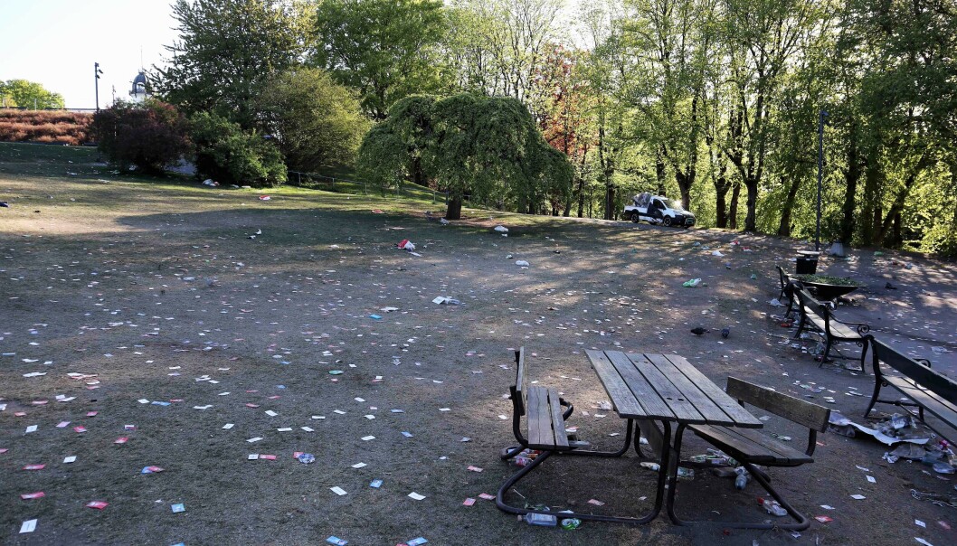 Store deler av St. Hanshaugen var forsøplet med russekort, flasker og bokser etter nattens festing. Store deler av St. Hanshaugen var forsøplet med russekort, flasker og bokser etter nattens festing.