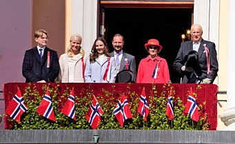 Kongefamilien hilste barnetoget i Oslo fra slottsbalkongen