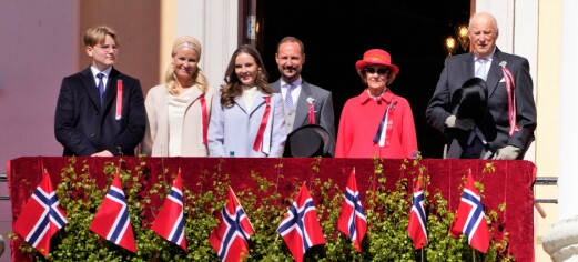 Kongefamilien hilste barnetoget i Oslo fra slottsbalkongen