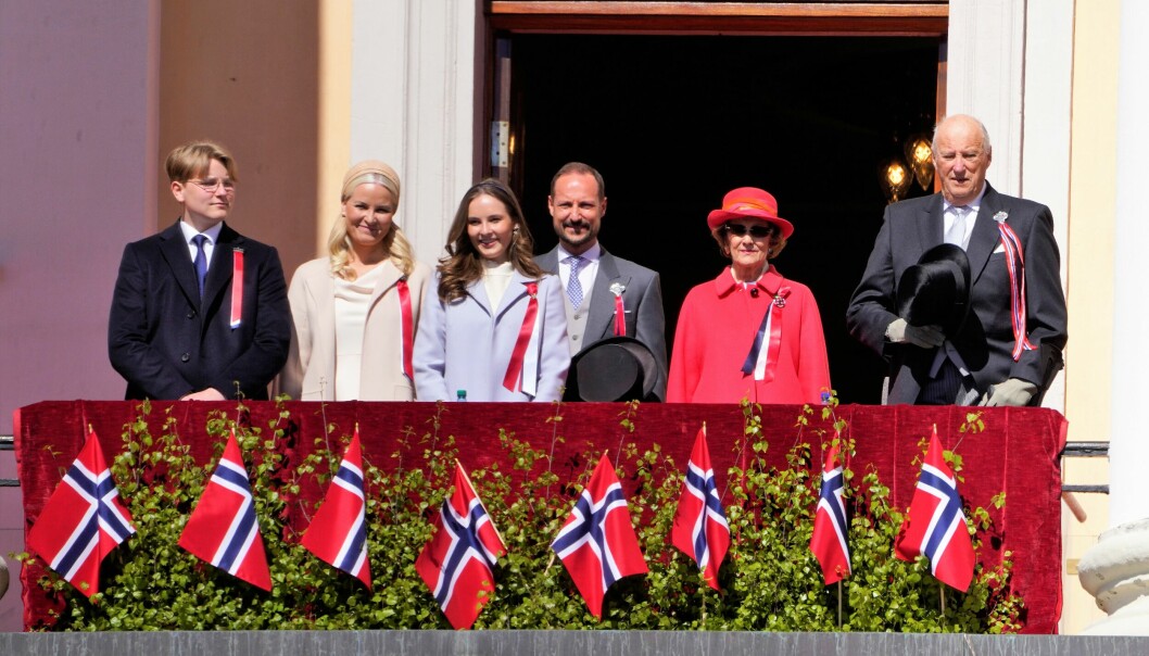 Prins Sverre Magnus, kronprinsesse Mette-Marit, prinsesse Ingrid Alexandra, kronprins Haakon, dronning Sonja og kong Harald hilser fra balkongen på Slottet under 17. mai-feiringen.
