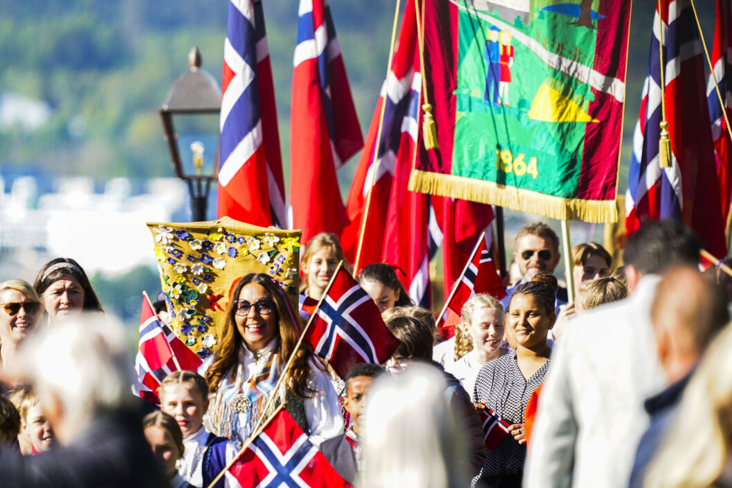 Asker 20220517. Kronprins Haakon, kronprinsesse Mette-Marit, prinsesse Ingrid Alexandra og prins Sverre Magnus starter 17. maifeiringen på Skaugum hvor de tar imot elever på Askerskolene. Hundene Molly Fiskebolle (t.h.) og Milly Kakao deltar også.Foto: Lise Åserud / NTB Asker 20220517. Kronprins Haakon, kronprinsesse Mette-Marit, prinsesse Ingrid Alexandra og prins Sverre Magnus starter 17. maifeiringen på Skaugum hvor de tar imot elever på Askerskolene. Hundene Molly Fiskebolle (t.h.) og Milly Kakao deltar også.Foto: Lise Åserud / NTB