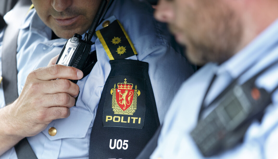 Politiet har flere hypoteser om hva som kan ha skjedd, og er på åstedet. Per nå er det ikke funnet et våpen, opplyser de. Politiet har flere hypoteser om hva som kan ha skjedd, og er på åstedet. Per nå er det ikke funnet et våpen, opplyser de.