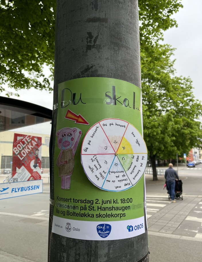 En av 600 plakater er hengt opp ved Bislett stadion. Collettsgate i bakgrunnen til høyre. En av 600 plakater er hengt opp ved Bislett stadion. Collettsgate i bakgrunnen til høyre.