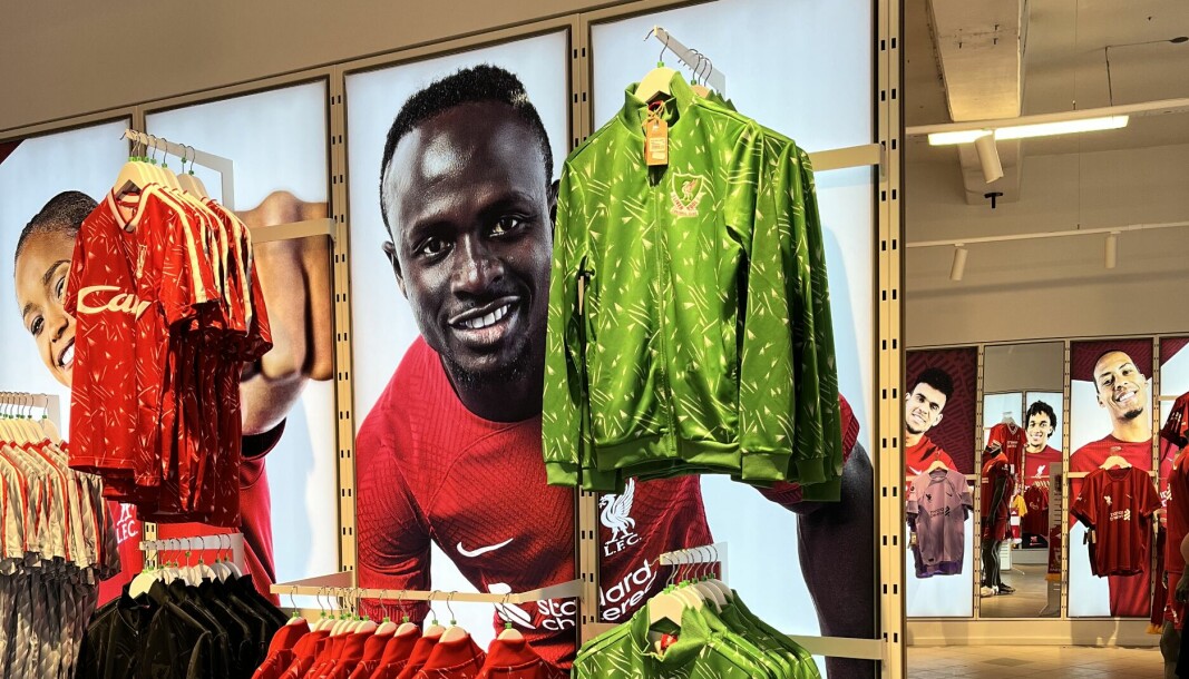 I den nye pop up-butikken på Ullevål stadion kan du skaffe deg en rekke offisielle Liverpool-produkter.