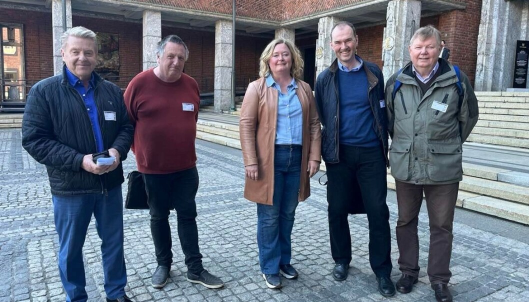 Får ikke møte idrettsbyråd Omar Samy Gamal (SV), men Høyres Anne Haabeth Rygg møter Interesseorganisasjonen for Valle Hovin: Fra v. Børre Rognlien, Henning Hagelund, Anne Haabeth Rygg, Carl Erik Sando og Tor Audun Sørensen. Får ikke møte idrettsbyråd Omar Samy Gamal (SV), men Høyres Anne Haabeth Rygg møter Interesseorganisasjonen for Valle Hovin: Fra v. Børre Rognlien, Henning Hagelund, Anne Haabeth Rygg, Carl Erik Sando og Tor Audun Sørensen.