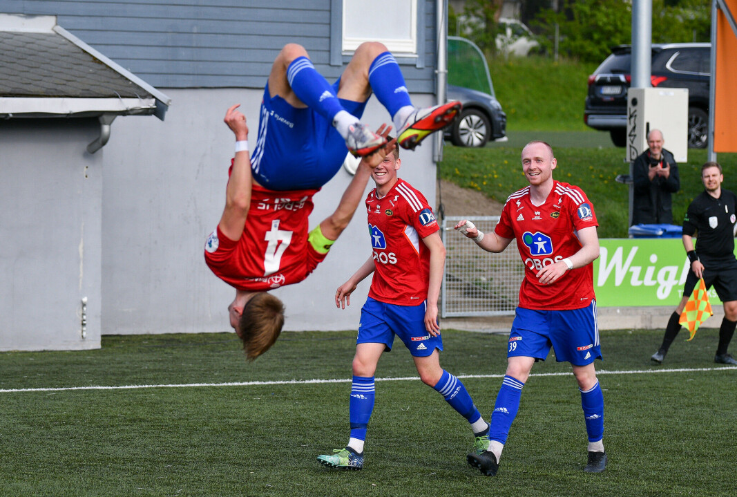 En overraskende salto fra kaptein Fredrik Berglie. Jacob Romsaas og Bendik Rise ser imponert på En overraskende salto fra kaptein Fredrik Berglie. Jacob Romsaas og Bendik Rise ser imponert på