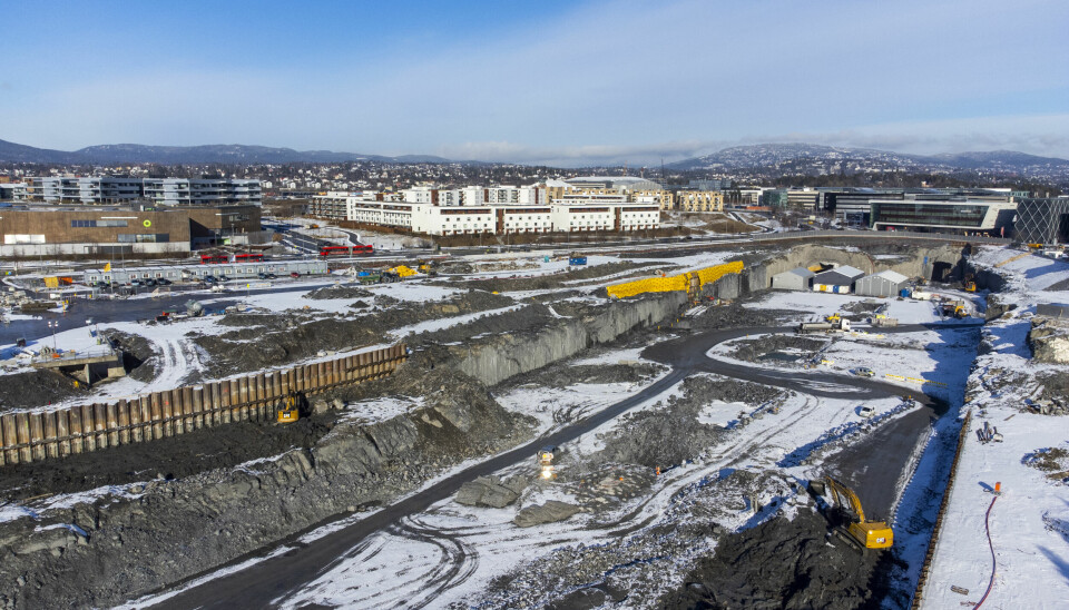 Bildet av den gigantiske byggegropa på Fornebu er fra februar i år. Dette er starten på T-banen som skal strekke seg til Majorstua via Lysaker og Skøyen - dersom den blir fullført.