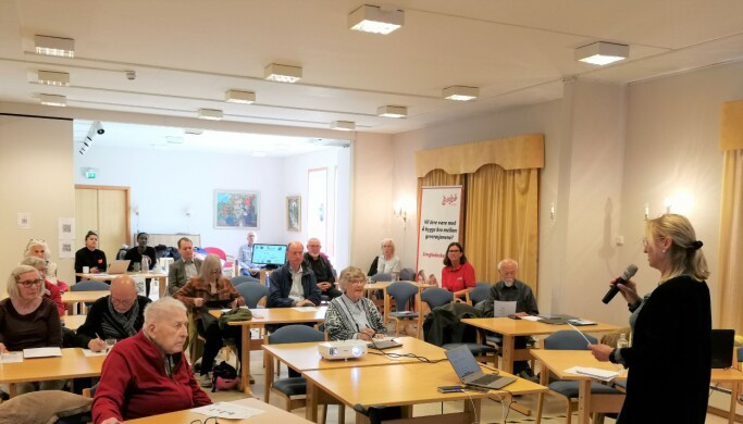 Her ser vi Tone Haraldsen (53) fra foreningen Bo hjemme lenge snakke med de oppmøtte på digitalkurset Her ser vi Tone Haraldsen (53) fra foreningen Bo hjemme lenge snakke med de oppmøtte på digitalkurset