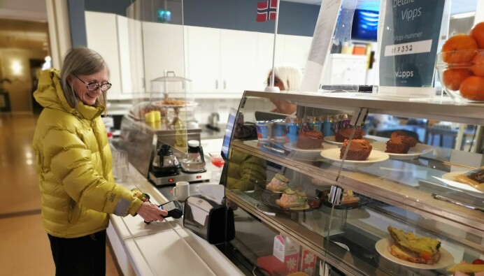 I pausen fant Liv Ohnstad seg noe sunt og godt å spise i kantinen på St. Hanshaugen seniorsenter.