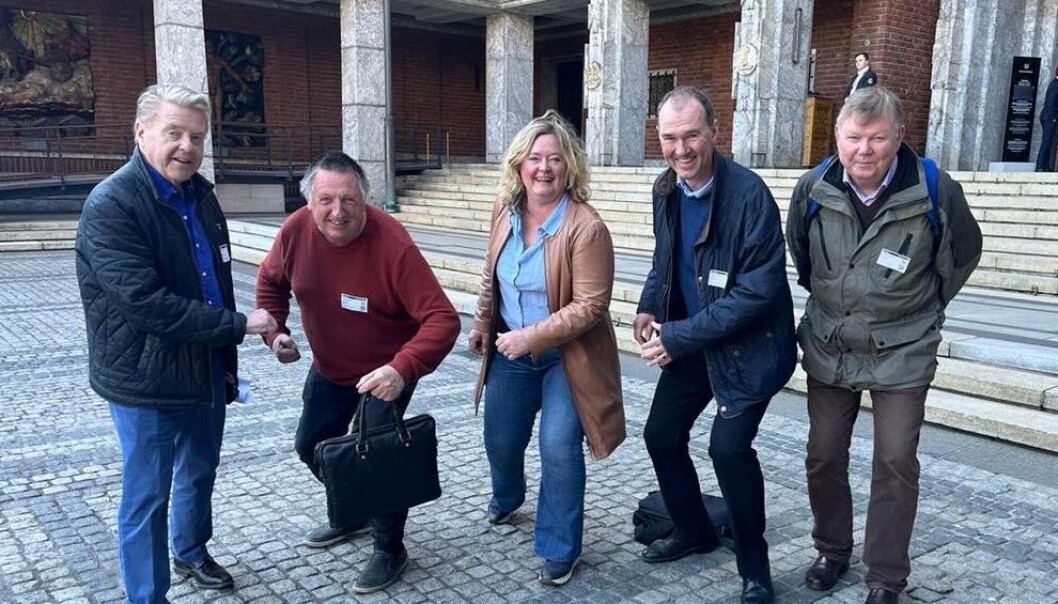 Interesseorganisasjonen for Valle Hovin jublet sammen med Høyre over vedtak om undergang ved den nye kunstisbanen: Fra v. Børre Rognlien, Henning Hagelund, Anne Haabeth Rygg, Carl Erik Sando og Tor Audun Sørensen. Interesseorganisasjonen for Valle Hovin jublet sammen med Høyre over vedtak om undergang ved den nye kunstisbanen: Fra v. Børre Rognlien, Henning Hagelund, Anne Haabeth Rygg, Carl Erik Sando og Tor Audun Sørensen.