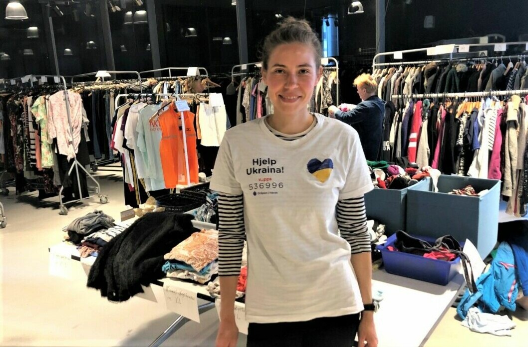 Nina (34) kom fra Ukraina til Oslo for tre uker siden, og jobber nå som frivillig på Ukraina HUB på Skøyen. I bakgrunnen klær som er donert fra givere i nærområdet, og som flyktningene kan prøve og ta meg seg gratis.