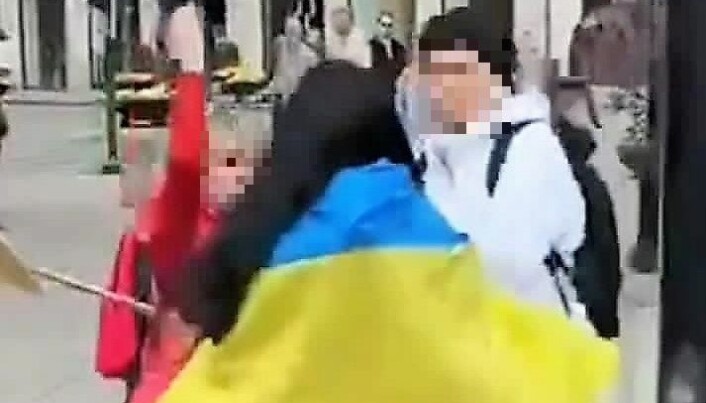 De to russisktalende kvinnene gikk til fysisk angrep på Anna (med ukrainsk flagg over skuldrene) og ropte at alle ukrainere skulle dø. De to russisktalende kvinnene gikk til fysisk angrep på Anna (med ukrainsk flagg over skuldrene) og ropte at alle ukrainere skulle dø.