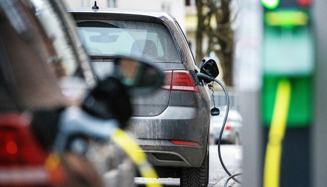 I dag koster det syv kroner i timen å parkere ved ladestasjon mellom kl. 20 og 09. Byrådet foreslår at det nå skal koste 13 kroner i timen. I dag koster det syv kroner i timen å parkere ved ladestasjon mellom kl. 20 og 09. Byrådet foreslår at det nå skal koste 13 kroner i timen.