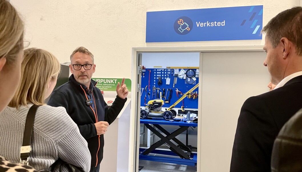 Espen Karlsen viser de besøkende Jernias nye hovedverksted. Foto: Jernia Espen Karlsen viser de besøkende Jernias nye hovedverksted. Foto: Jernia
