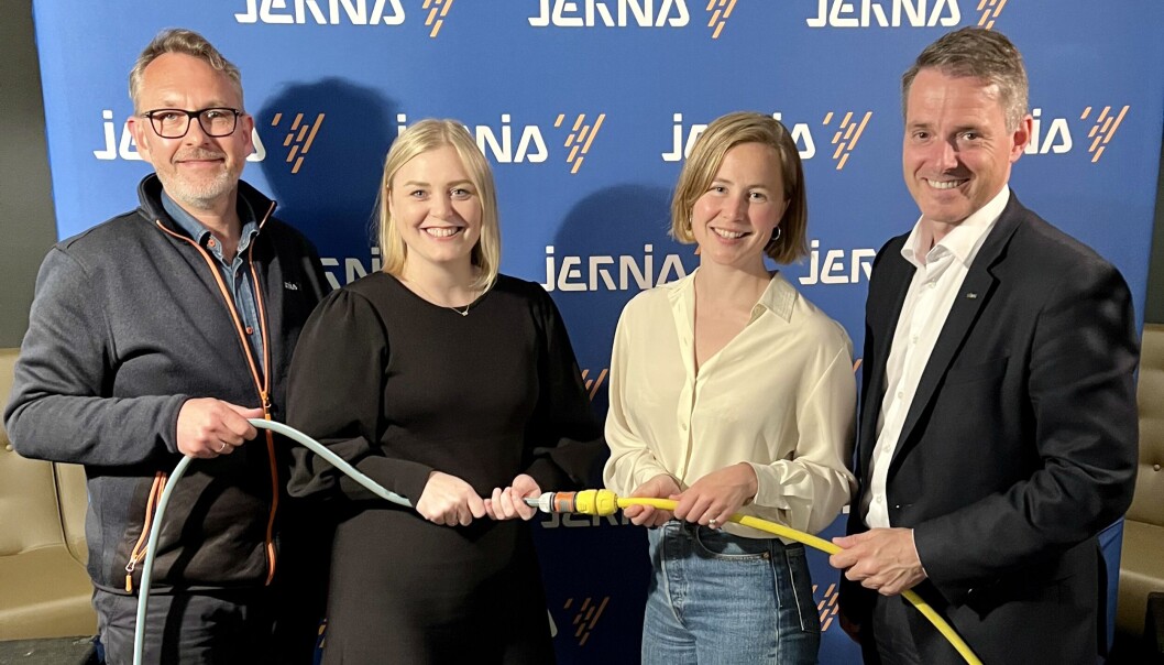 Jernia-leder Espen Karlsen, nestleder i Høyre Tina Bru, Framtiden i våre hender-leder Anja Bakken Riise og Virke-leder Ivar Horneland Kristensen holdt alle taler om viktigheten av å tilgjengeliggjøre reparasjoner under åpningen av Jernias nye hovedverksted. Foto: Virke Jernia-leder Espen Karlsen, nestleder i Høyre Tina Bru, Framtiden i våre hender-leder Anja Bakken Riise og Virke-leder Ivar Horneland Kristensen holdt alle taler om viktigheten av å tilgjengeliggjøre reparasjoner under åpningen av Jernias nye hovedverksted. Foto: Virke