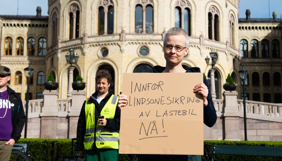 Folk hadde møtt opp med selvlagde plakater. Bak til venstre arrangør Mattias Johannessen. Folk hadde møtt opp med selvlagde plakater. Bak til venstre arrangør Mattias Johannessen.