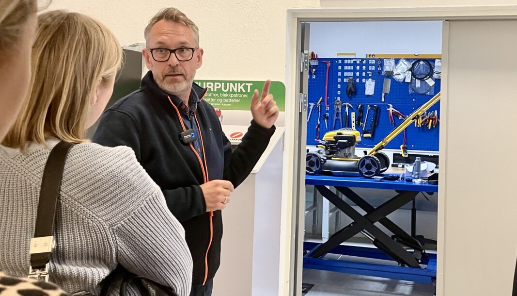Jernia-leder Espen Karlsen viser de besøkende Jernias reparasjonsrom. Jernia-leder Espen Karlsen viser de besøkende Jernias reparasjonsrom.