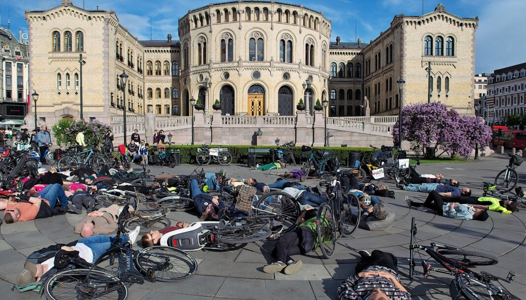 Syklistene illustrerer alvoret i sikkerheten rundt syklingen i byen i dag.