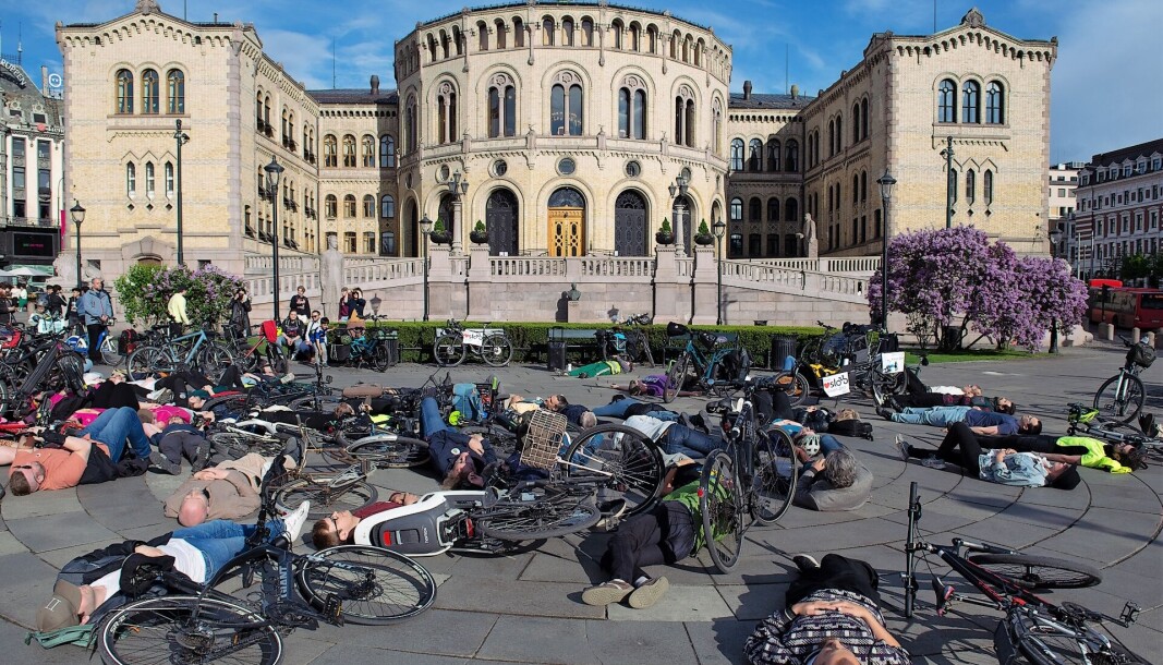 Syklistene illustrerer alvoret i sikkerheten rundt syklingen i byen i dag. Syklistene illustrerer alvoret i sikkerheten rundt syklingen i byen i dag.