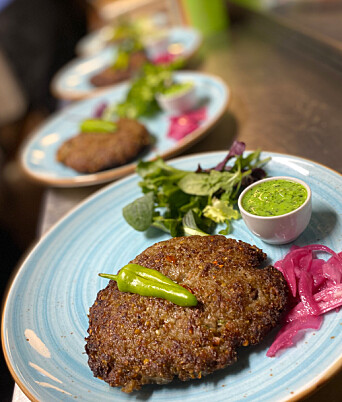 Chapli kebab er en klassiker på en rekke av byens kebabsjapper. Chapli kebab er en klassiker på en rekke av byens kebabsjapper.