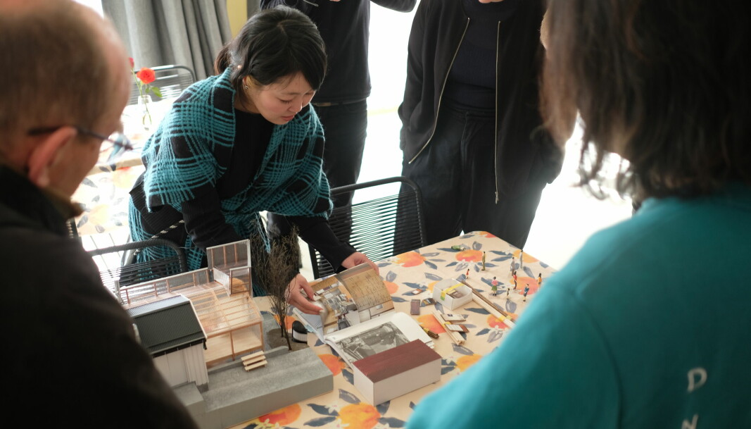 Arkitekt Ryoko Iwase gir deltakere på idédugnad en liten guidet tur i modellen av påbygget til Sletteløkka grendehus, et påbygg som delvis har vært stilt ut på arkitekturens oscarshow.
