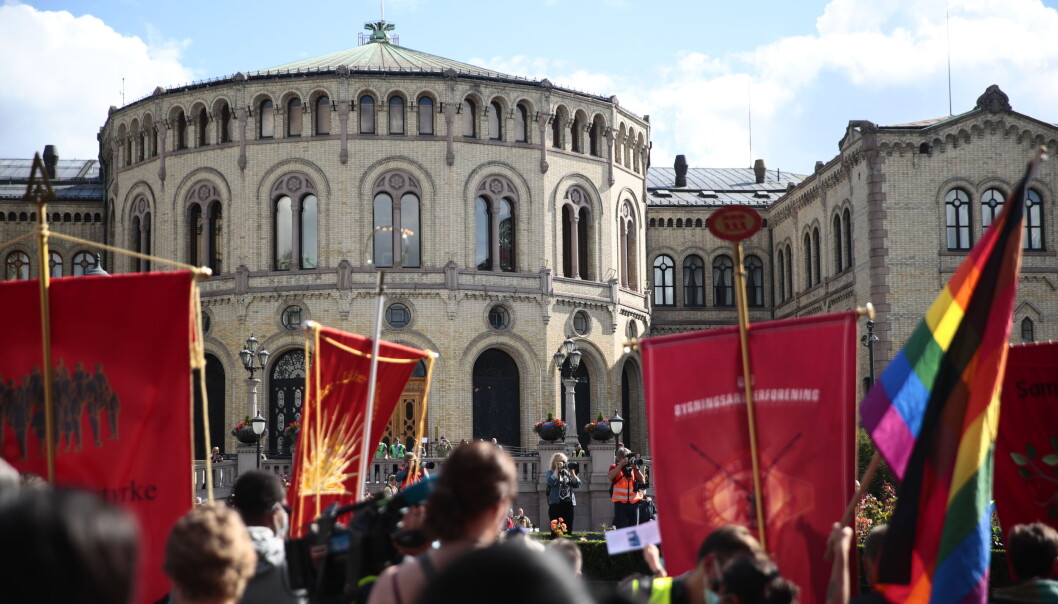 Fagforeninger har også tidligere demonstrert mot Sian foran Stortinget, som her i 2020. Men nå er LO-forbundene med i sammenslutning Antirasistisk fellesskap. Fagforeninger har også tidligere demonstrert mot Sian foran Stortinget, som her i 2020. Men nå er LO-forbundene med i sammenslutning Antirasistisk fellesskap.