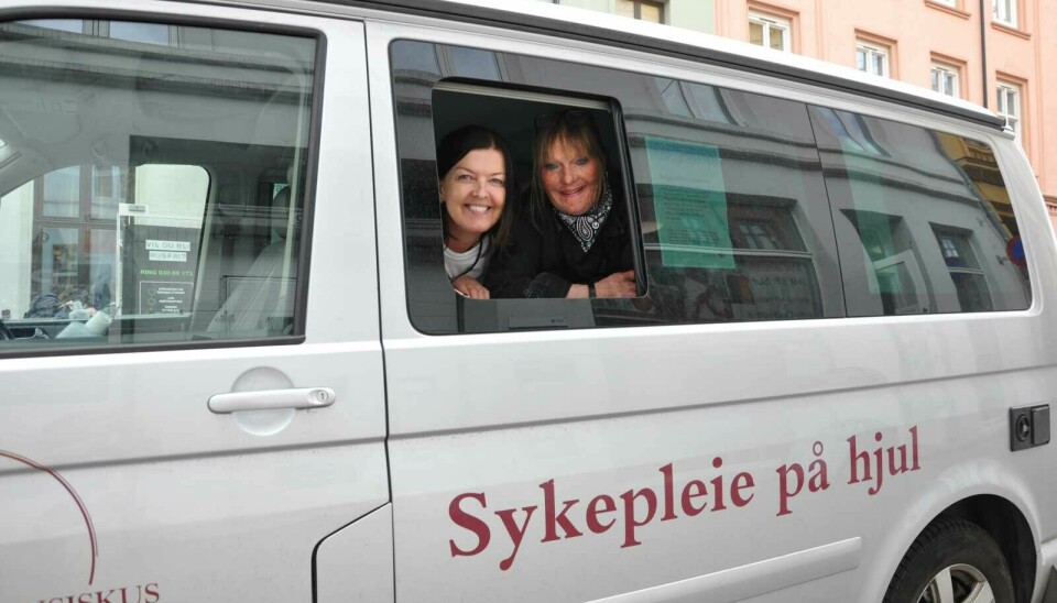 Karina og Christina i VW-bussen Klara, som er ganske sliten og moden for utskifting til en ny elbil. Nå har Sykepleie på hjul snart samlet inn nok penger.