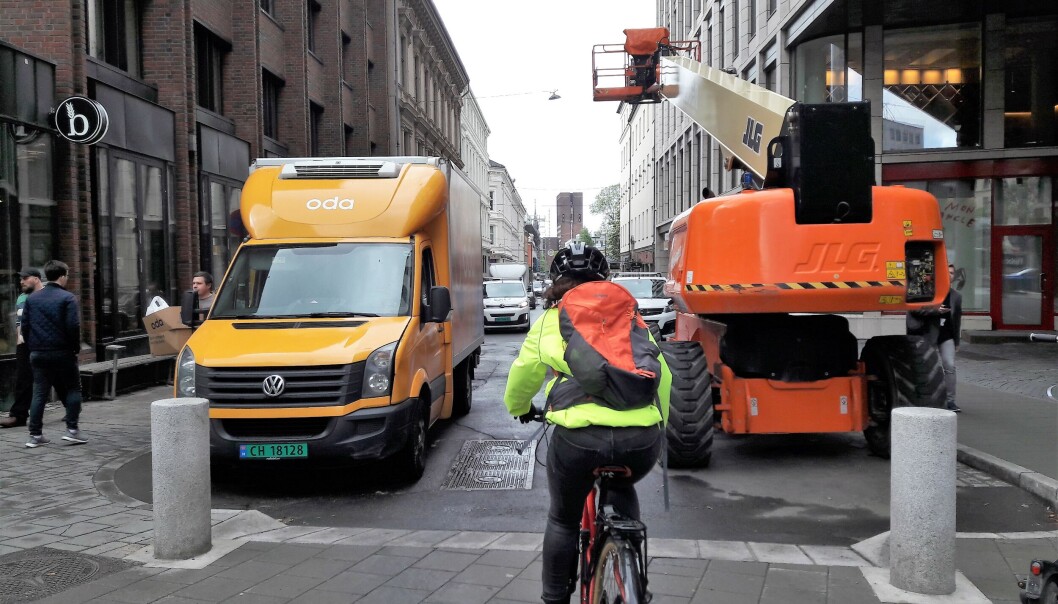 Universitetsgata er et kaospunkt i sentrum. Her blandes myke og harde trafikanter i en tilfeldig og livsfarlig miks for syklistene. Universitetsgata er et kaospunkt i sentrum. Her blandes myke og harde trafikanter i en tilfeldig og livsfarlig miks for syklistene.