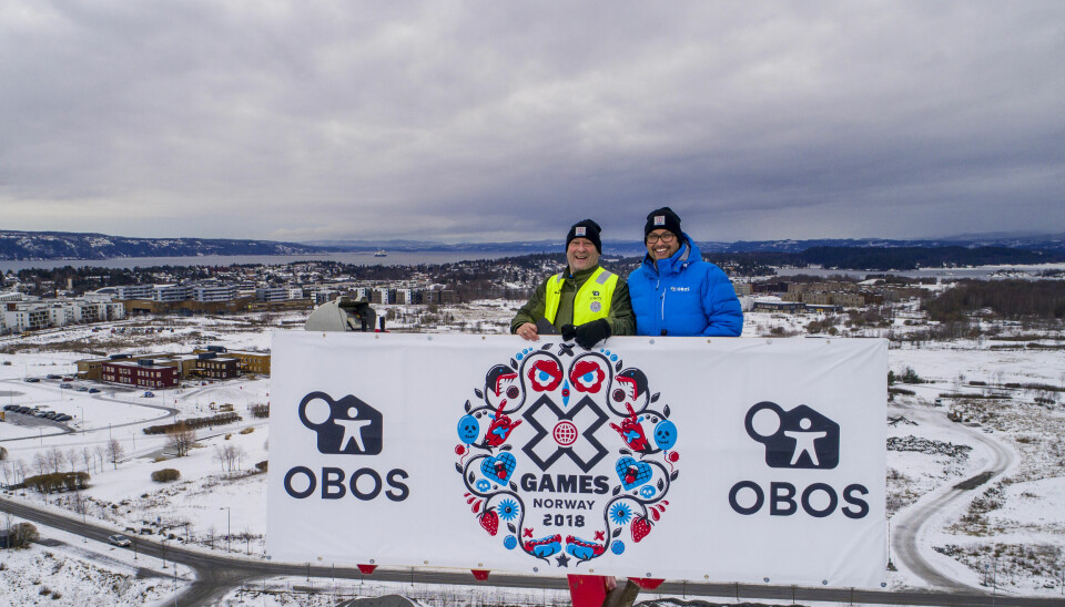 Henning Andersen i X-games Norway og Obos-sjef Daniel Kjørberg Siraj signerte sponsorkontrakt og poserte på Fornebu i 2018. Her har Obos planlagt storstilt boligutbygging med T-bane til Majorstua på plass.