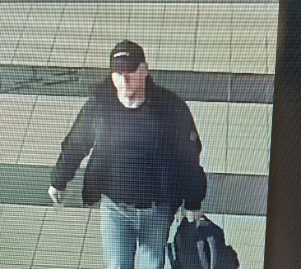 Overvåkningsfoto av etterlyste Stig Millehaugen der han antas å være på Værnes lufthavn onsdag formiddag, før kl. 12.