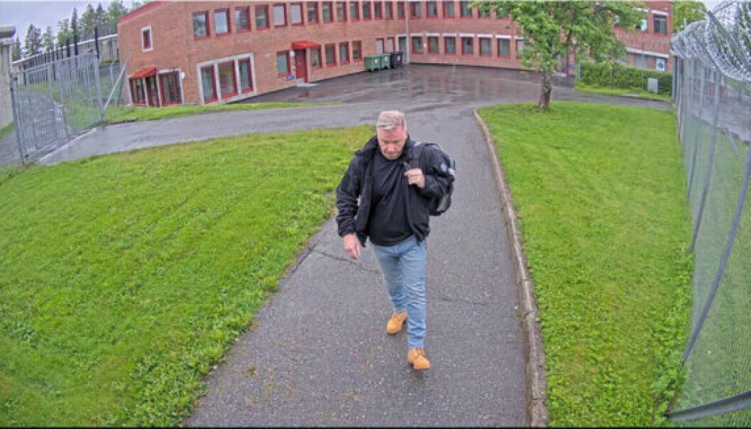 Overvåkningsfoto av etterlyste Stig Millehaugen der han går ut av Trondheim fengsel onsdag 1. juni. Overvåkningsfoto av etterlyste Stig Millehaugen der han går ut av Trondheim fengsel onsdag 1. juni.