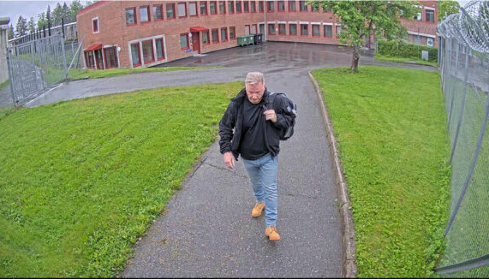 Overvåkningsfoto av etterlyste Stig Millehaugen der han går ut av Trondheim fengsel onsdag morgen.
