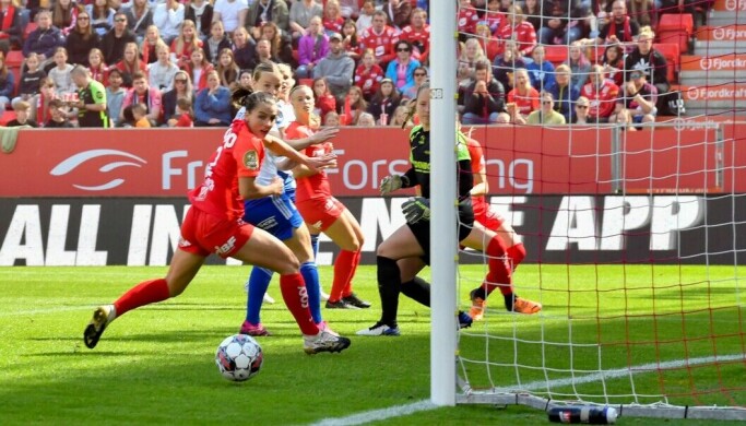 Elise Thorsnes er nære ved å gi Vålerenga-ledelsen etter bare tredve sekunders spill. Elise Thorsnes er nære ved å gi Vålerenga-ledelsen etter bare tredve sekunders spill.