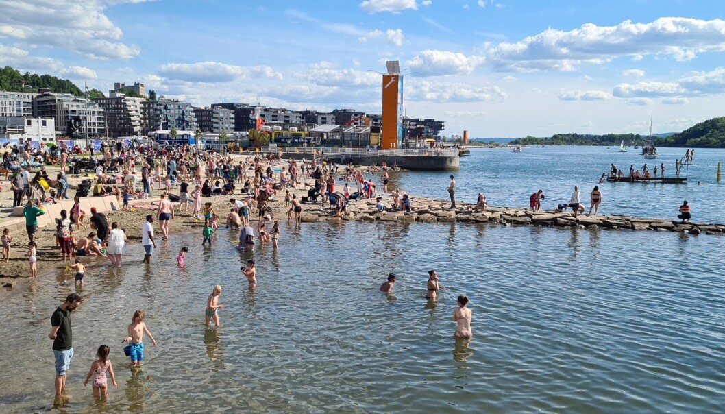 Folksomt på Operastranda 2. pinsedag. På Sørenga meldte Yr.no 16,5 grader i vannet, muligens var det ørlite grann varmere inne på grunna. Folksomt på Operastranda 2. pinsedag. På Sørenga meldte Yr.no 16,5 grader i vannet, muligens var det ørlite grann varmere inne på grunna.