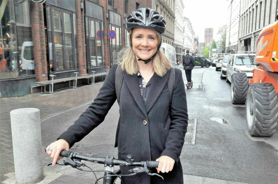 Marit Kristine Vea (V) med sykkel i Universitetsgata: — Her er det flere problemer, sier Venstres miljø og samferdselspolitiske talsperson i bystyret.