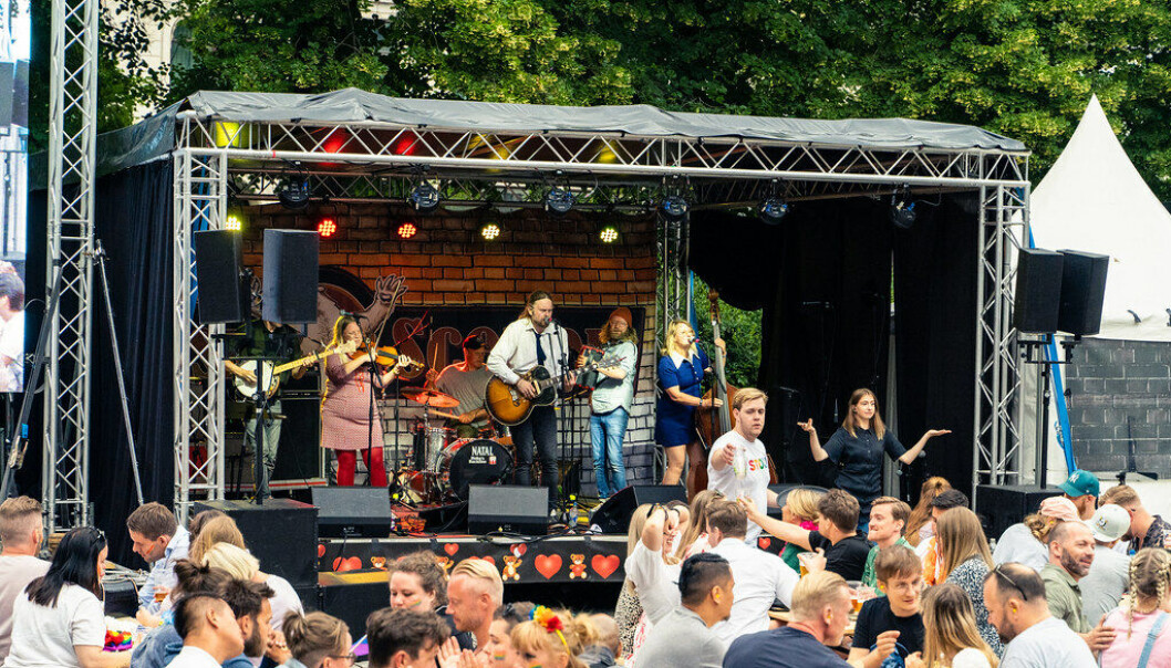 Lady Moscow på Bamsescenen i 2021. — Personlig gleder jeg stort til å oppleve bandet Lady Moscow. Dette er et skeivt band som har satt sitt preg på skeiv rock med en 'Tom Waitsisk whiskybalkanjazz'-tilnærming! sier Hausevje. Lady Moscow på Bamsescenen i 2021. — Personlig gleder jeg stort til å oppleve bandet Lady Moscow. Dette er et skeivt band som har satt sitt preg på skeiv rock med en 'Tom Waitsisk whiskybalkanjazz'-tilnærming! sier Hausevje.