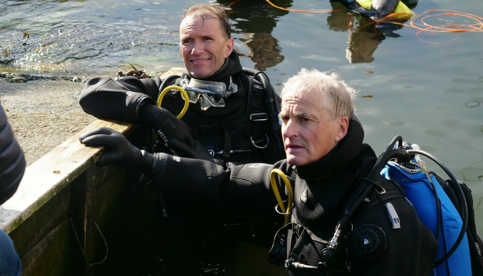 Fra venstre: Klima- og miljøminister Espen Barth Eide (Ap) og statsminister Jonas Gahr Støre (Ap) etter et dykk i fjorden. Nå varsler de en rekke tiltak for å gjøre fjorden levende igjen.