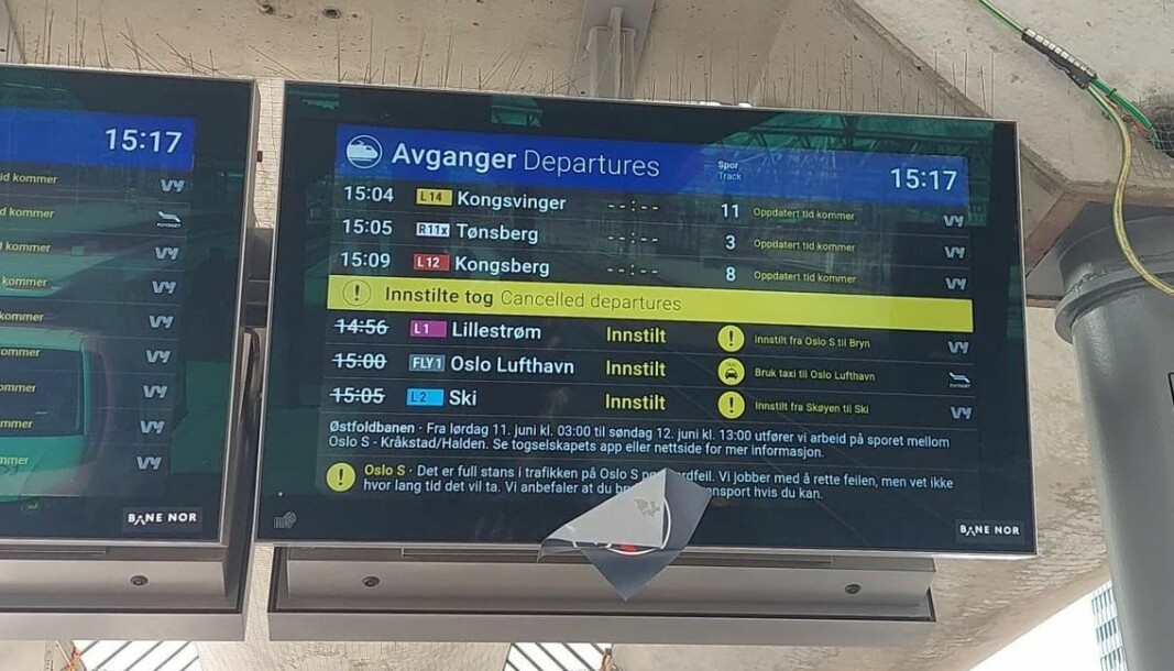 Alle tog er kansellert, forteller skjermen på Oslo S. Alle tog er kansellert, forteller skjermen på Oslo S.