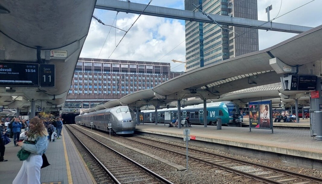 På Oslo S står trafikken bom fast. Årsaken er jordfeil, oppplyses det. På Oslo S står trafikken bom fast. Årsaken er jordfeil, oppplyses det.