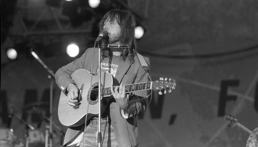 Lillebjørn Nilsen i aksjon på Sammen for livet-konserten i 1985. Lillebjørn Nilsen i aksjon på Sammen for livet-konserten i 1985.