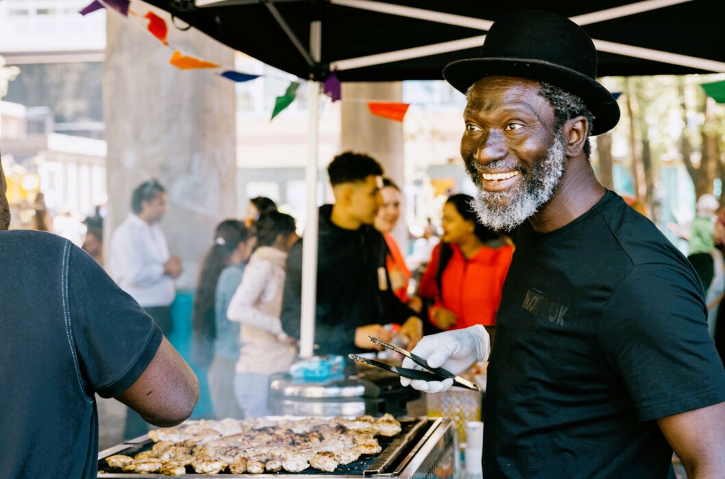 - I hele sommer blir vi å finne ute på Sukkerbiten, oppfordrer Youssou Diop alle som vil ha nye muligheter til spicy vest-afrikanske smaksopplevelser. - I hele sommer blir vi å finne ute på Sukkerbiten, oppfordrer Youssou Diop alle som vil ha nye muligheter til spicy vest-afrikanske smaksopplevelser.
